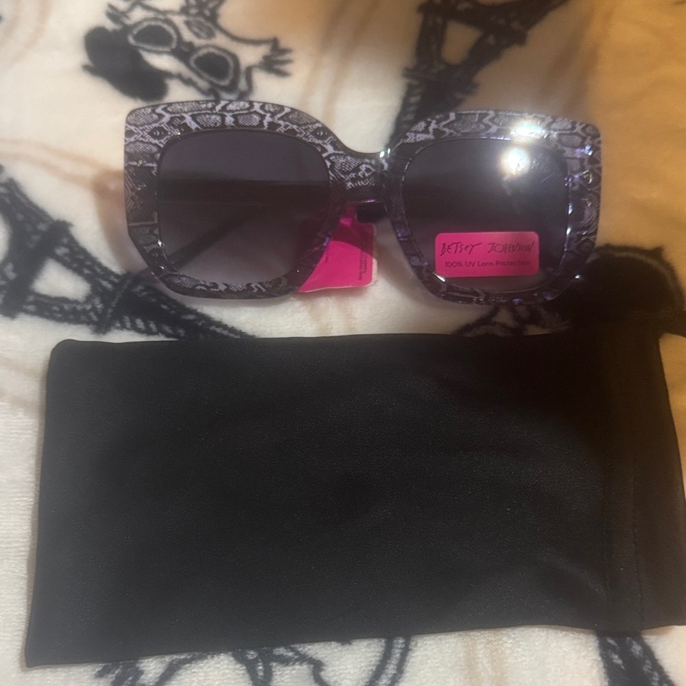 NWT Betsey Johnson Snakeskin Purple & Black Pattern Sunglasses